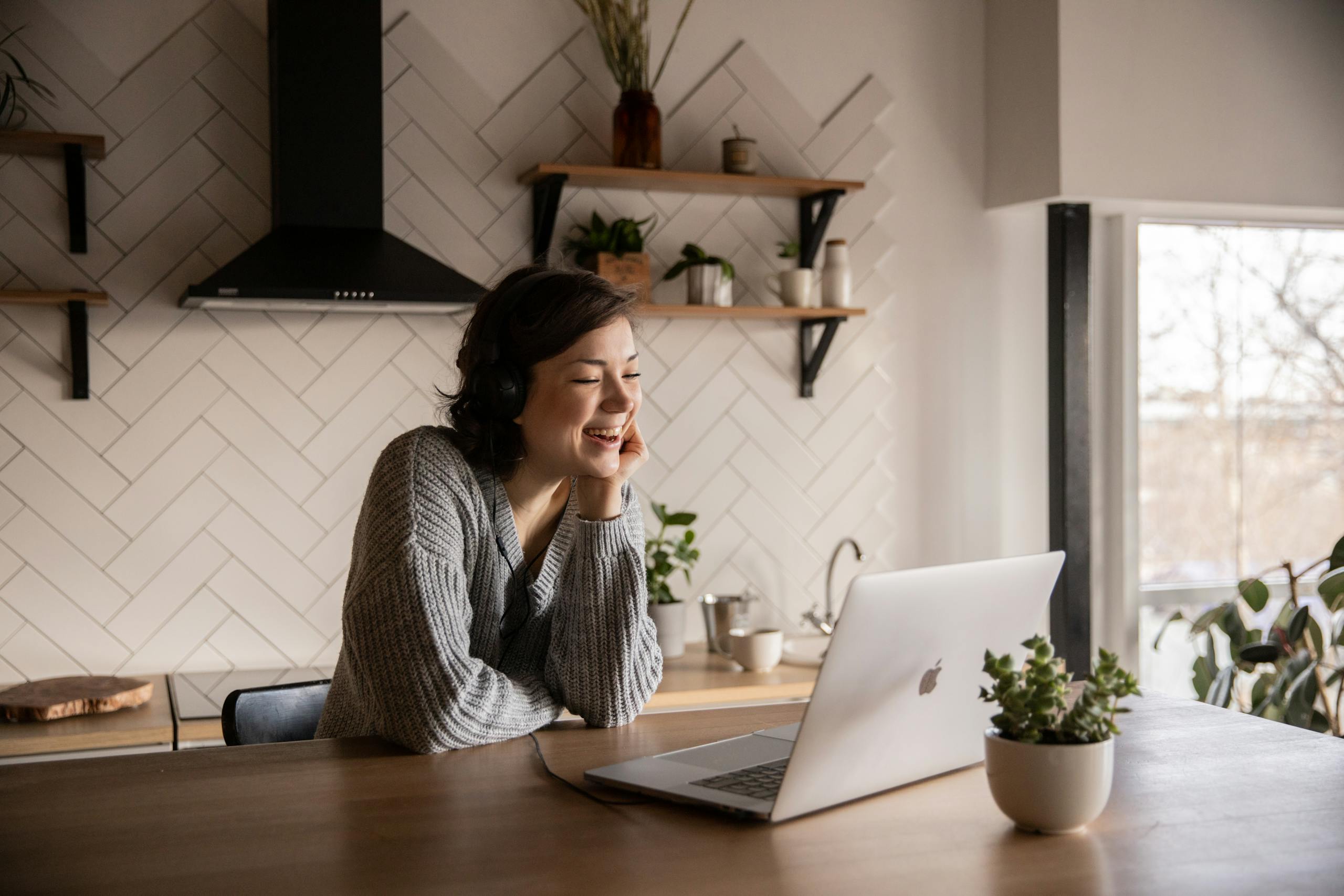 Is it Safe to Date Mature Women Online?